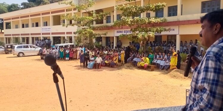 ಬೀದಿ ನಾಟಕದ ಮೂಲಕ ವಿದ್ಯಾರ್ಥಿಗಳ ಪೋಷಕರಿಗೆ ಮತದಾನ ಜಾಗೃತಿ..!!