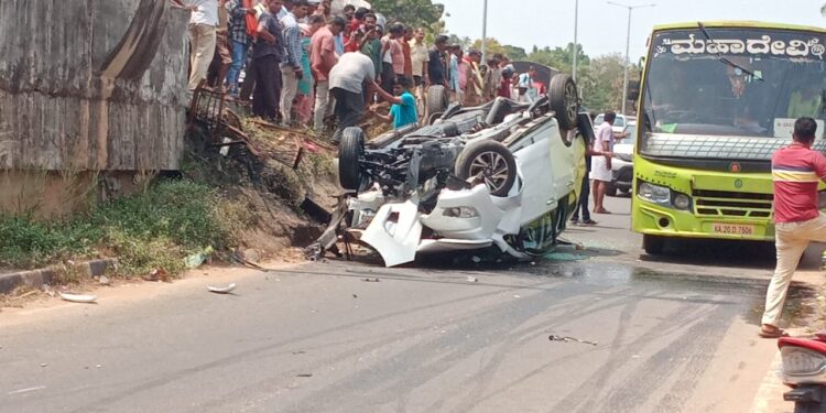 ಕುಂದಾಪುರ : ಮೇಲ್ಸೇತುವೆಯಿಂದ ಕೆಳಕ್ಕೆ ಉರುಳಿದ ಇನ್ನೋವಾ ಕಾರು ,ಓರ್ವ ಸಾವು ,ಇಬ್ಬರು ಗಂಭೀರ..!!