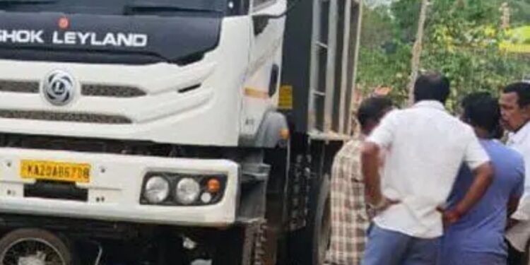 ಅಂಬಾಗಿಲು : ಟಿಪ್ಪರ್ ಮತ್ತು ಬೈಕ್ ನಡುವೆ ಭೀಕರ ಅಪಘಾತ : ಬೈಕ್ ಸವಾರ ಸ್ಥಳದಲ್ಲೇ ಸಾವು..!!