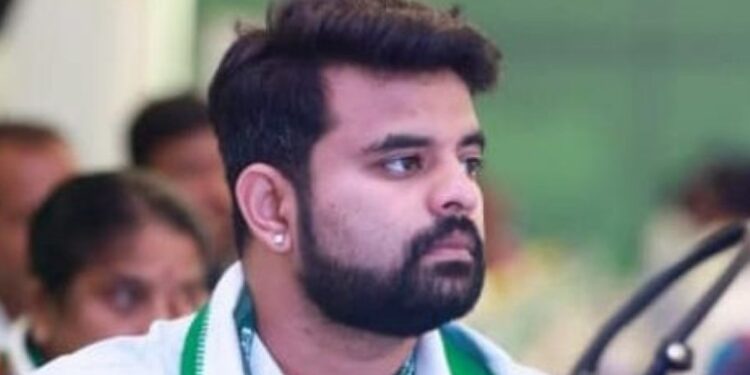 ಅಶ್ಲೀಲ ವಿಡಿಯೊ ಪ್ರಕರಣ :ಜೆಡಿಎಸ್ ನಿಂದ ಪ್ರಜ್ವಲ್ ರೇವಣ್ಣ ಅಮಾನತು..!!