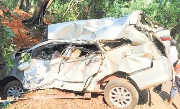 ತೆಕ್ಕಟ್ಟೆ : ಚಾಲಕನ ನಿಯಂತ್ರಣ ತಪ್ಪಿ ಇನ್ನೋವಾ ಕಾರು ಮರಕ್ಕೆ ಢಿಕ್ಕಿ; ಯುವತಿ ಸ್ಥಳದಲ್ಲೇ ಸಾವು, ನಾಲ್ವರಿಗೆ ಗಂಭೀರ ಗಾಯ..!!