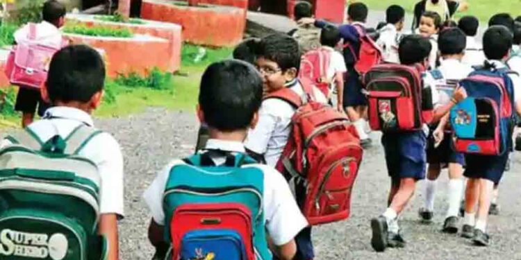 ರಾಜ್ಯದಲ್ಲಿ ಇಂದಿನಿಂದ ಶಾಲೆಗಳು ಆರಂಭ : ಮೊದಲ ದಿನವೇ ಪಠ್ಯಪುಸ್ತಕ,ಸಮವಸ್ತ್ರ ವಿತರಣೆ..!!