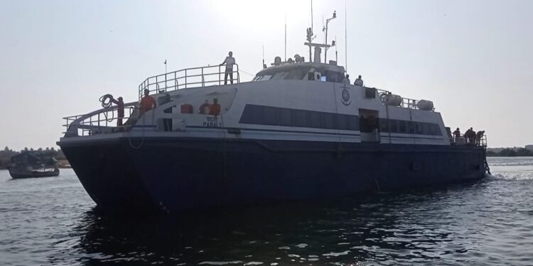 ಲಕ್ಷದ್ವೀಪದಿಂದ ಮಂಗಳೂರಿಗೆ ಪ್ರಯಾಣಿಕರನ್ನು ಹೊತ್ತು ತಂದ ಹೈ ಸ್ಪೀಡ್ ಮಿನಿ ಹಡಗು..!!