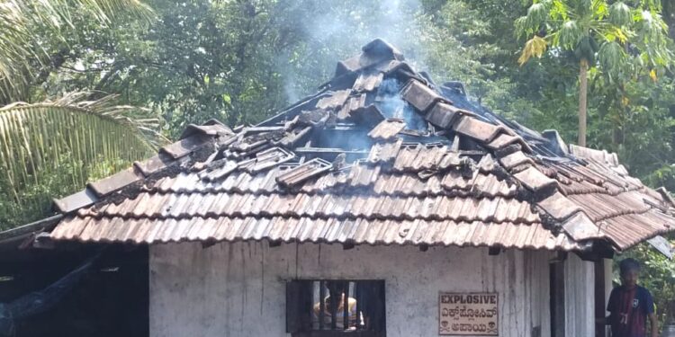 ಕಾರ್ಕಳ : ಸಿಡಿದ ಸುಡುಮದ್ದು ಘಟಕ :ಇಬ್ಬರು ಮಹಿಳೆಯರಿಗೆ ಗಾಯ..!!