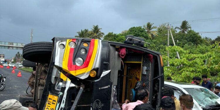 ಅಂಬಲಪಾಡಿ : ಅಪಘಾತ ತಪ್ಪಿಸಲು ಹೋಗಿ ಕಾರು – ಮೀನಿನ ಲಾರಿ ಮುಖಾಮುಖಿ ಢಿಕ್ಕಿ..!!