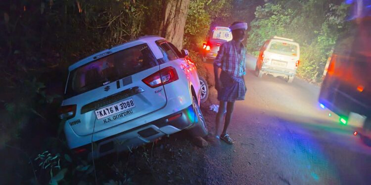 ಪೆರ್ಡೂರು : ಚಾಲಕನ ನಿಯಂತ್ರಣ ತಪ್ಪಿ ಚರಂಡಿಗೆ ಜಾರಿದ ಕಾರು : ಕಾರಿನಲ್ಲಿದ್ದ ರೋಗಿಯನ್ನು ಮಂಗಳೂರಿನ ವೆನ್ಲಾಕ್ ಆಸ್ಪತ್ರೆಗೆ ಉಚಿತ ಸೇವೆಯ ಮೂಲಕ ತಲುಪಿಸಿ ಮಾನವೀಯತೆ ಮೆರೆದ ಈಶ್ವರ್ ಮಲ್ಪೆ ಮತ್ತು ತಂಡ..!!