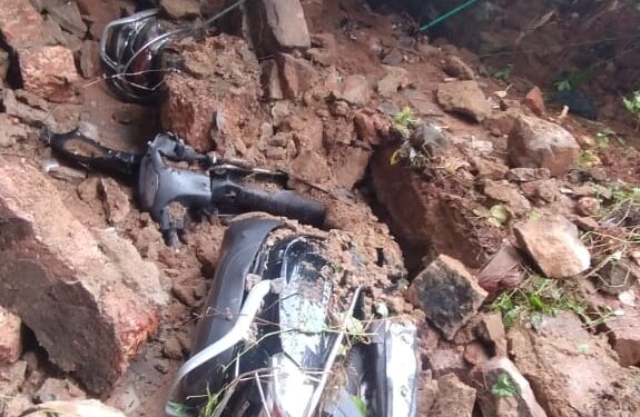 ಉಡುಪಿ:ನಿನ್ನೆ ಸುರಿದ ಬಾರಿ ಮಳೆಗೆ ಹಳೆ ಬಸ್’ಸ್ಟ್ಯಾಂಡ್ ಸಮೀಪ ಗೋಡೆ ಕುಸಿತ – ಮೂರು ದ್ವಿಚಕ್ರ ವಾಹನಗಳು ಜಖಂ..!!