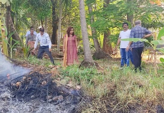 ಕಾಪು : ಪಾಂಗಳದಲ್ಲಿ ಅಕಸ್ಮಿಕ ಬೆಂಕಿ : ಸ್ಥಳೀಯರೊಂದಿಗೆ ಬೆಂಕಿ ನಂದಿಸಿದ ಕಾಪು ತಹಶೀಲ್ದಾರ್..!!