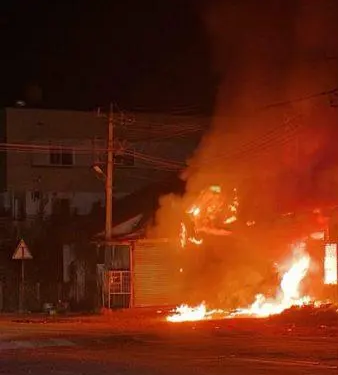 ಶಾರ್ಟ್ ಸರ್ಕ್ಯೂಟ್ ನಿಂದ ಬೆಂಕಿಗಾಹುತಿಯಾದ ಅಂಗಡಿಗಳು :ಲಕ್ಷಾಂತರ ರೂ ನಷ್ಟ..!!