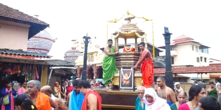 ಉಡುಪಿ : ಶ್ರೀ ಕೃಷ್ಣ ಮಠದಲ್ಲಿ ವಸಂತ ದ್ವಾದಶಿ ಹಾಗೂ ಶ್ರೀ ವಿದ್ಯಮಾನ್ಯ ತೀರ್ಥರ ಉತ್ತರಾಧನೆ ಪ್ರಯುಕ್ತ ಚಿನ್ನದ ಮತ್ತು ನವರತ್ನ ರಥೋತ್ಸವ ಸಂಪನ್ನ..!!