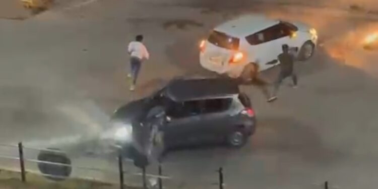 ಉಡುಪಿ :ಎರಡು ತಂಡಗಳ ನಡುವೆ ನಡುರಸ್ತೆಯಲ್ಲಿಯೇ ಗ್ಯಾಂಗ್ ವಾರ್ : ಘಟನೆಯ ವಿಡಿಯೋ  ಸಾಮಾಜಿಕ ಜಾಲತಾಣದಲ್ಲಿ ವೈರಲ್..!!