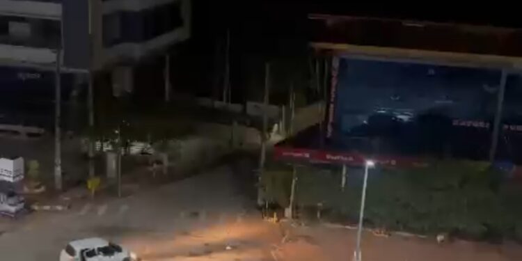 ಉಡುಪಿ :ಎರಡು ತಂಡಗಳ ನಡುವೆ ನಡುರಸ್ತೆಯಲ್ಲಿಯೇ ಗ್ಯಾಂಗ್ ವಾರ್ : ಘಟನೆಯ ವಿಡಿಯೋ  ಸಾಮಾಜಿಕ ಜಾಲತಾಣದಲ್ಲಿ ವೈರಲ್..!!