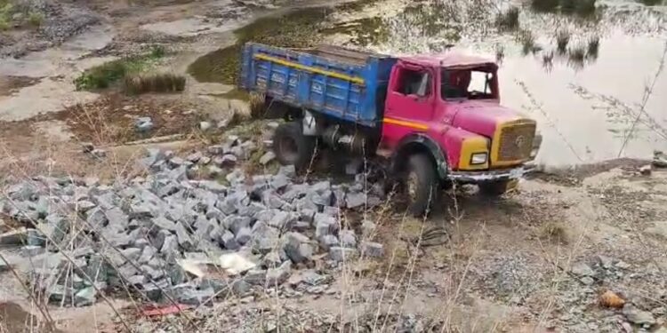 ಕಾರ್ಕಳ :ಚಾಲಕನ ನಿಯಂತ್ರಣ ತಪ್ಪಿ ಕಲ್ಲು ಸಾಗಿಸುತ್ತಿದ್ದ ಟಿಪ್ಪರ್ ಲಾರಿ ಪಲ್ಟಿ :ಇಬ್ಬರು ಕಾರ್ಮಿಕರು ಮೃತ್ಯು.!!