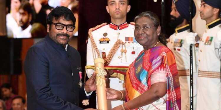ರಾಷ್ಟ್ರಪತಿ ದ್ರೌಪದಿ ಮುರ್ಮು ಅವರಿಂದ ಪದ್ಮ ವಿಭೂಷಣ ಪ್ರಶಸ್ತಿ ಸ್ವೀಕರಿಸಿದ ಮೆಗಾಸ್ಟಾರ್‌ ಚಿರಂಜೀವಿ..!