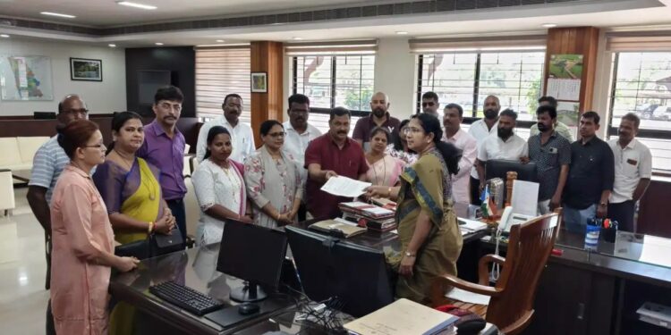 ಉಡುಪಿ :ನಿರಂತರ ಹಾಗೂ ವ್ಯವಸ್ಥಿತವಾಗಿ ನೀರು ಪೂರೈಸುವ ಬಗ್ಗೆ ಕ್ರಮ ತೆಗೆದುಕೊಳ್ಳುವಂತೆ ಆಗ್ರಹಿಸಿ ಜಿಲ್ಲಾಧಿಕಾರಿಗಳಿಗೆ ಮನವಿ..!!