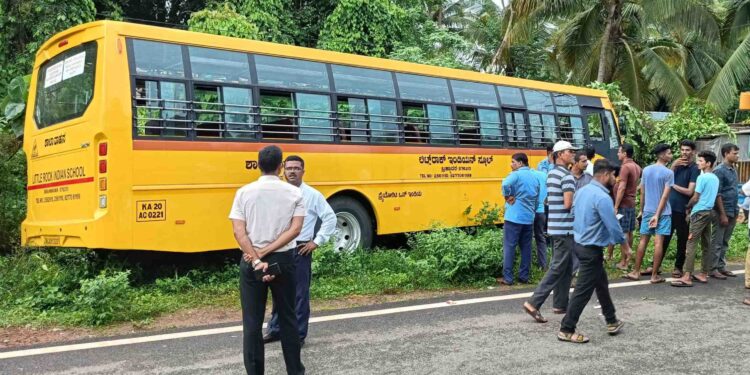 ಉಡುಪಿ:ಶಾಲಾ ಬಸ್ ಚಾಲನೆ ವೇಳೆ ಚಾಲಕನಿಗೆ ಹೃದಯಾಘಾತ :ಚಾಲಕನ ಸಮಯ ಪ್ರಜ್ಞೆಯಿಂದ ಪಾರಾದ ಶಾಲಾ ಮಕ್ಕಳು..!!
