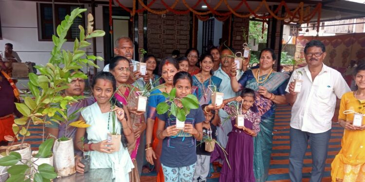 ಕಾರ್ಕಳ :”ಶ್ರಾವಣಿ” ಗ್ರಹಪ್ರವೇಶದ ಪ್ರಯುಕ್ತ ಆಗಮಿಸಿದ ಎಲ್ಲರಿಗೂ ವಿವಿಧ  ಫಲ ಪುಷ್ಪ ಗಿಡಗಳ ವಿತರಣೆ..!!