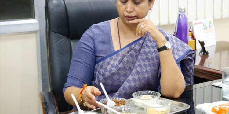 ಎಂಎಸ್ ಪಿಸಿ ಕೇಂದ್ರಕ್ಕೆ ಸಚಿವೆ ಲಕ್ಷ್ಮೀ ಹೆಬ್ಬಾಳಕರ್ ದಿಢೀರ್ ಭೇಟಿ : ಅಂಗನವಾಡಿ ಕೇಂದ್ರಗಳಿಗೆ ಸರಬರಾಜಾಗುವ ಆಹಾರ ಪದಾರ್ಥಗಳ ಗುಣಮಟ್ಟ ಪರಿಶೀಲನೆ…!!