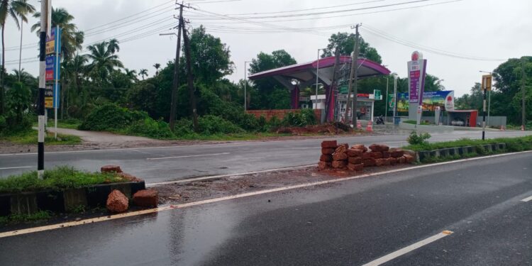 ಕಾರ್ಕಳ : ಖಾಸಗಿ ವ್ಯಕ್ತಿಗಳಿಂದ ಡಿವೈಡರ್ ತೆರವು: ಕಾನೂನು ಕ್ರಮಕ್ಕೆ ಮುಂದಾದ ಲೋಕೋಪಯೋಗಿ ಇಲಾಖೆ..!!