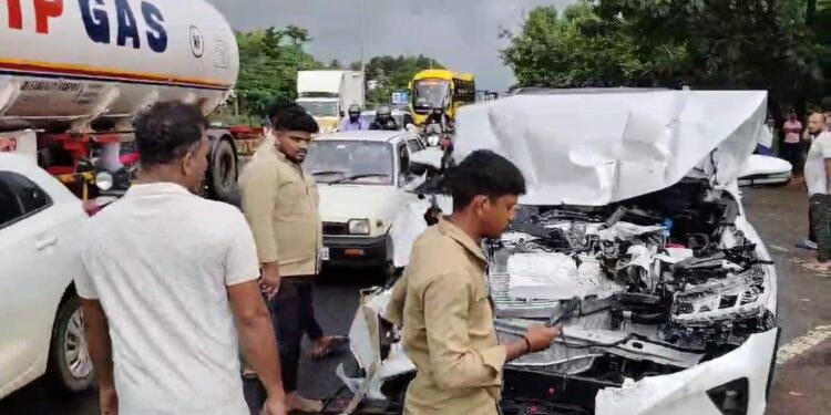 ಉಡುಪಿ :ನಿಲ್ಲಿಸಿದ್ದ ಬಸ್ ಗೆ ಡಿಕ್ಕಿ ಹೊಡೆದ ಹೊಚ್ಚ ಹೊಸ ಫಾರ್ಚೂನರ್ ಕಾರು..!!