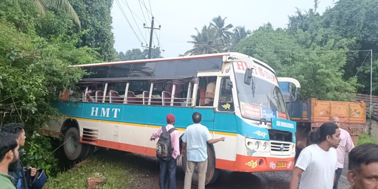 ಪರ್ಕಳ : ಹಿಮ್ಮುಖವಾಗಿ ಚಲಿಸಿದ ಬಸ್ : ಪ್ರಯಾಣಿಕರು ಅಪಾಯದಿಂದ ಪಾರು ..!!
