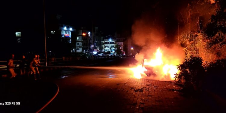 ಮಣಿಪಾಲ : ಧಗಧಗನೇ ಹೊತ್ತಿ ಉರಿದ ಕಾರು : ಅದ್ರಷ್ಟವಶಾತ್ ತಪ್ಪಿದ ಭಾರೀ ಅನಾಹುತ ..!!