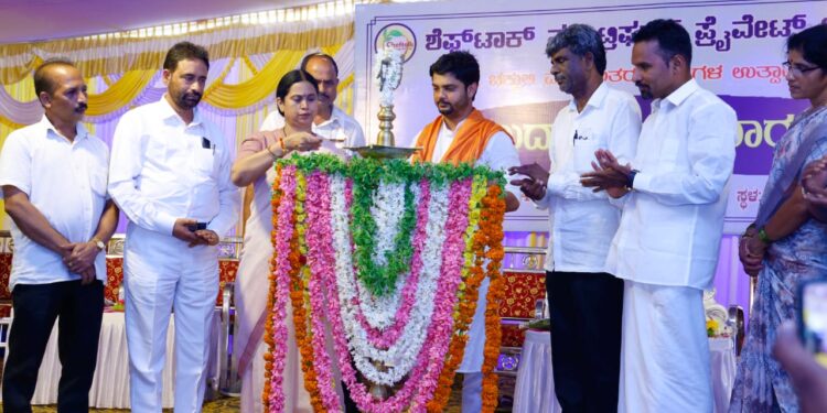 ಮಹಿಳೆಯರ ಪಾಲಿಗೆ ಸಚಿವೆ ಲಕ್ಷ್ಮೀ ಹೆಬ್ಬಾಳಕರ್ ಮಾದರಿ: ವಿನಯ ಗುರೂಜಿ : ಮಾರ್ಡನ್ ಇಂದಿರಾಗಾಂಧಿ ಎಂದು ಶ್ಲಾಘನೆ..!!