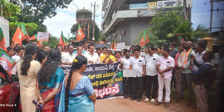 ಪೆಟ್ರೋಲ್,ಡೀಸೆಲ್ ಬೆಲೆ ಏರಿಕೆ ಖಂಡಿಸಿ ಉಡುಪಿಯಲ್ಲಿ ಬಿಜೆಪಿ ಪ್ರತಿಭಟನೆ…!!