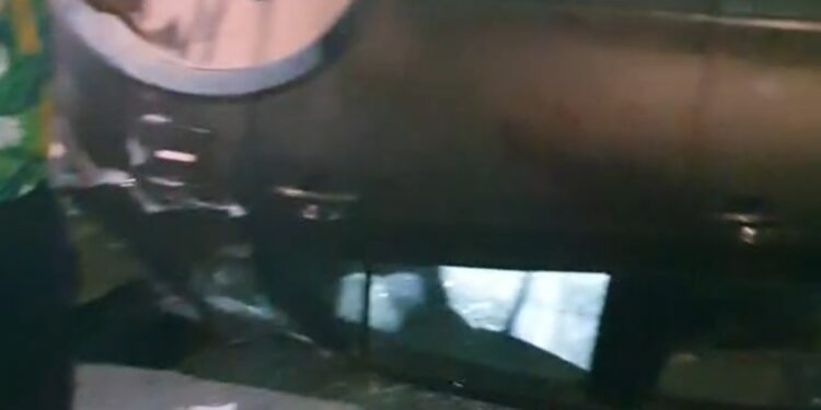 ಉಡುಪಿ :ಅತೀ ವೇಗದ ಚಾಲನೆಯಿಂದಾಗಿ ಅಂಬಾಗಿಲು ಮೀನು ಮಾರುಕಟ್ಟೆ ಬಳಿ ಪಲ್ಟಿಯಾದ ಕಾರು…!!