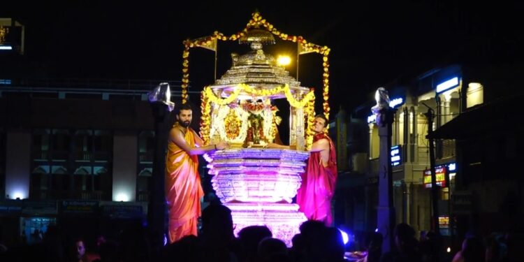 ಉಡುಪಿ : ಶ್ರೀ ಕೃಷ್ಣ ಮಠದಲ್ಲಿ ಭಾಗೀರಥಿ ಜನ್ಮ ದಿನದ ಪ್ರಯುಕ್ತ ನವರತ್ನ ರಥದಲ್ಲಿ ಶ್ರೀ ಕೃಷ್ಣ ಮುಖ್ಯಪ್ರಾಣ ದೇವರ ರಥೋತ್ಸವ ಸಂಪನ್ನ..!!