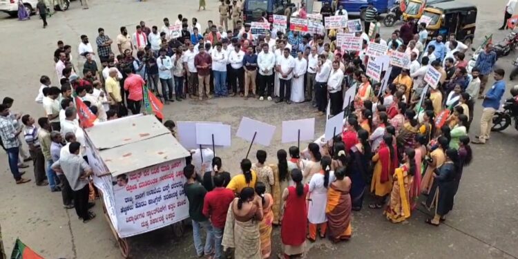 ಕಾರ್ಕಳ : ಪೆಟ್ರೋಲ್, ಡೀಸೆಲ್ ದರ ಏರಿಕೆ ಖಂಡಿಸಿ ಬಿಜೆಪಿ ವತಿಯಿಂದ ಬ್ರಹತ್ ಪ್ರತಿಭಟನೆ..!!