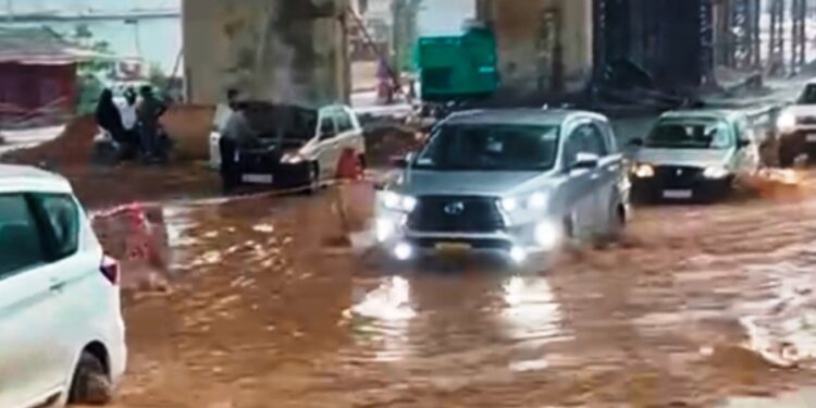 ಕಲ್ಲಡ್ಕ :ಫ್ಲೈಓವರ್‌ ಕಾಮಗಾರಿಯಿಂದ ಹೆದ್ದಾರಿ ಅವ್ಯವಸ್ಥೆ: ಸರ್ವೀಸ್‌ ರಸ್ತೆಯಲ್ಲಿ ಕೃತಕ ನೆರೆ ಸೃಷ್ಟಿ..!!