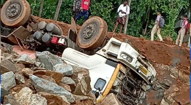 ಉಡುಪಿ : ಸಂತೆಕಟ್ಟೆಯಲ್ಲಿ ಮಗುಚಿ ಬಿದ್ದ ತೈಲ ಸಾಗಿಸುತ್ತಿದ್ದ ಟ್ಯಾಂಕರ್..!!