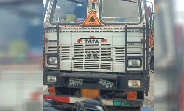 ಕುಂದಾಪುರ:ಟ್ರಕ್‌ನಡಿಗೆ ಉರುಳಿ ಬಿದ್ದ ಸ್ಕೂಟರ್ – ಪ್ರಾಣಾಪಾಯದಿಂದ ಪಾರಾದ ತಾಯಿ,ಮಗಳು..!!