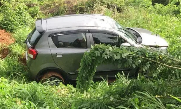 ಮಣಿಪಾಲ :ಅಂಬಾಗಿಲು-ಪೆರಂಪಳ್ಳಿ ಕಮರಿಗೆ ಉರುಳಿದ ಕಾರು.!!