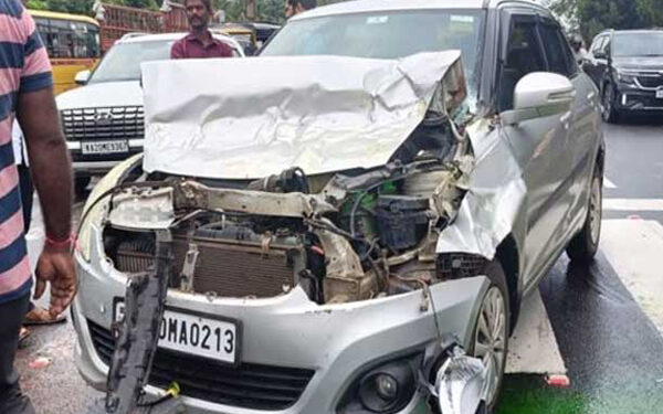 ಕಾಪು: ಮೂಳೂರಿನಲ್ಲಿ ಸ್ಕೂಲ್ ಬಸ್ಸಿಗೆ ಕಾರು ಢಿಕ್ಕಿ : ನಜ್ಜುಗುಜ್ಜಾದ ಕಾರು .!!