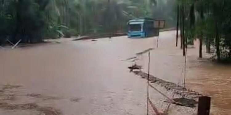 ಇಂದು ಭಾರೀ ಮಳೆ ಹಿನ್ನೆಲೆ ಬೈಂದೂರು ವಲಯದ ಪ್ರಾಥಮಿಕ, ಪ್ರೌಢಶಾಲೆಗಳಿಗೆ ರಜೆ ಘೋಷಣೆ…!!