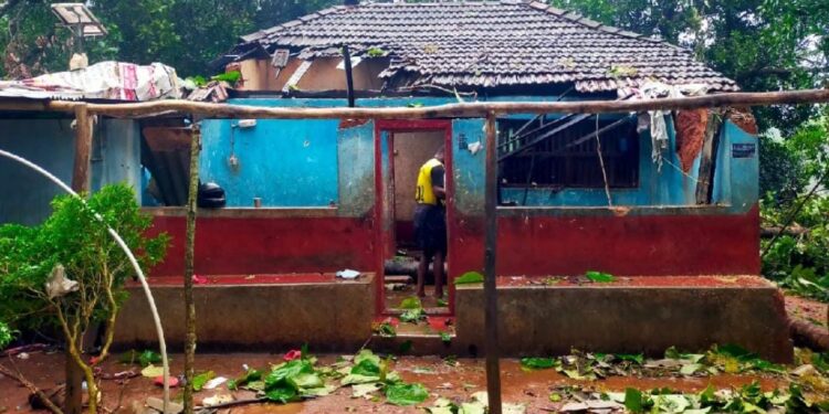 ಸುಂಟರಗಾಳಿಗೆ ಅಮಾವಾಸ್ಯೆಬೈಲು ತತ್ತರ :ಅಪಾರ ಪ್ರಮಾಣದ ಮರ, ಮನೆಗಳಿಗೆ ಹಾನಿ..!! 