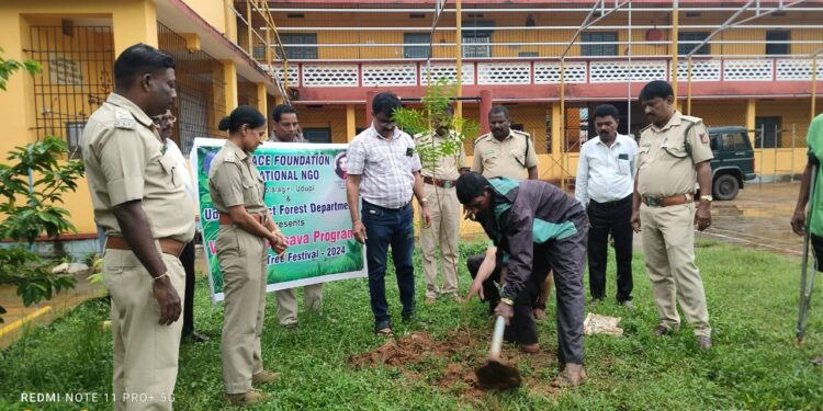 ಉಡುಪಿ : ಜಿಲ್ಲೆಯಲ್ಲಿ ಹಸಿರುಕ್ರಾಂತಿಗೆ ಮುಂದಾದ ವೀಕಲಚೇತನ ತಂಡ ,ಶಾಲಾ ಕಾಲೇಜು ಹಾಗೂ ಸಂಘ ಸಂಸ್ಥೆಗಳಲ್ಲಿ ಸಾವಿರ ಗಿಡ ನೆಡುವ ಕಾರ್ಯಕ್ರಮಕ್ಕೆ ಚಾಲನೆ..!!