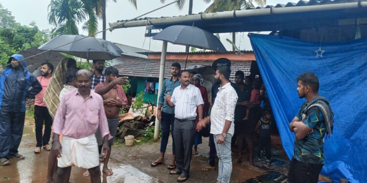 ನಿಟ್ಟೆ : ಪರಪು ಪಾದೆಯಲ್ಲಿ  ಗಾಳಿ ಮಳೆಗೆ ಮರಗಳು ಬಿದ್ದು  6 ಮನೆಗಳಿಗೆ ಹಾನಿ :ಕಾರ್ಕಳ ತಹಸೀಲ್ದಾರ್ ಸ್ಥಳಕ್ಕೆ ಭೇಟಿ ಪರಿಶೀಲನೆ..!!