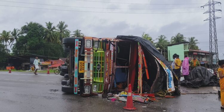 ಕುಂದಾಪುರ : ಸಕ್ಕರೆ ತುಂಬಿದ ಲಾರಿ ಚಾಲಕನ ನಿಯಂತ್ರಣ ತಪ್ಪಿ ಪಲ್ಟಿ..!!