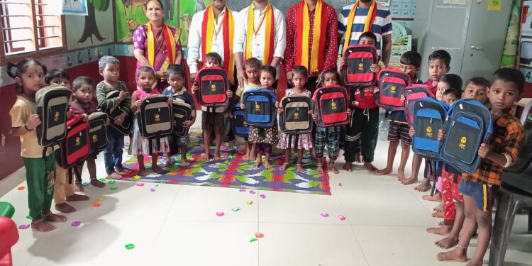 ಕರ್ನಾಟಕ ಯುವ ರಕ್ಷಣಾ ವೇದಿಕೆ ಉಡುಪಿ ಜಿಲ್ಲೆ ವತಿಯಿಂದ ಅಂಗನವಾಡಿ ಮಕ್ಕಳಿಗೆ ಉಚಿತ ಬ್ಯಾಗ್ ವಿತರಣೆ..!!