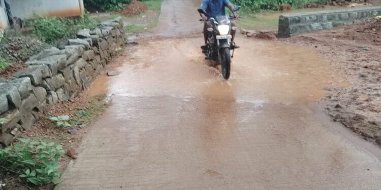 ವಂಡ್ಸೆ : ಸೂಕ್ತ ಚರಂಡಿ ವ್ಯವಸ್ಥೆ ಇಲ್ಲದೇ  ಕೆಸರುಮಯವಾದ ರಸ್ತೆ :ಶೀಘ್ರ ಪರಿಹಾರಕ್ಕಾಗಿ ಸ್ಥಳೀಯರ ಬೇಡಿಕೆ..!!