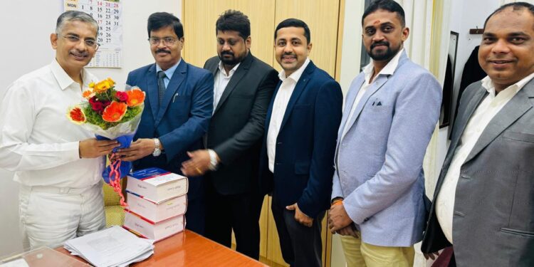 ಉಡುಪಿ ಜಿಲ್ಲೆಯ ನೂತನ ಆಡಳಿತಾತ್ಮಕ ನ್ಯಾಯಮೂರ್ತಿಗಳಾಗಿ ನೇಮಕಗೊಂಡ ಹೈಕೋರ್ಟ್ ನ್ಯಾಯಮೂರ್ತಿ ಶ್ರೀ ಇ. ಎಸ್. ಇಂದಿರೇಶ್ ಭೇಟಿಯಾಗಿ ಅಭಿನಂದನೆ ಸಲ್ಲಿಸಿದ ಉಡುಪಿ ವಕೀಲರ ಸಂಘದ ನಿಯೋಗ..!!