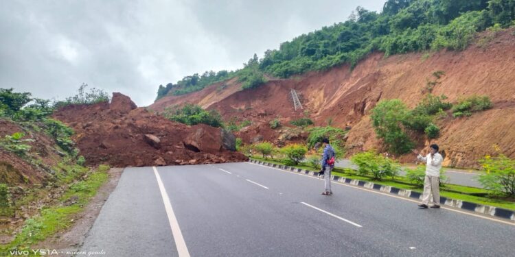 ಅಂಕೋಲಾ : ಶಿರೂರು ಬಳಿ ಗುಡ್ಡ ಕುಸಿತದಿಂದ ಮಣ್ಣಿನಡಿ ಸಿಲುಕಿ 7 ಜನ ದುರ್ಮರಣ : ಇಬ್ಬರು ನಾಪತ್ತೆ ..!!
