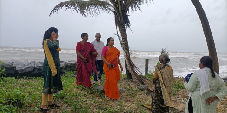 ಕೆಮ್ಮಣು ಸಮೀಪದ ಗುಜ್ಜರಬೆಟ್ಟು ಕಡಲ್ಕೊರೆತ ಪ್ರದೇಶಕ್ಕೆ ಜಿಲ್ಲಾಧಿಕಾರಿ ಭೇಟಿ ಪರಿಶೀಲನೆ…!!