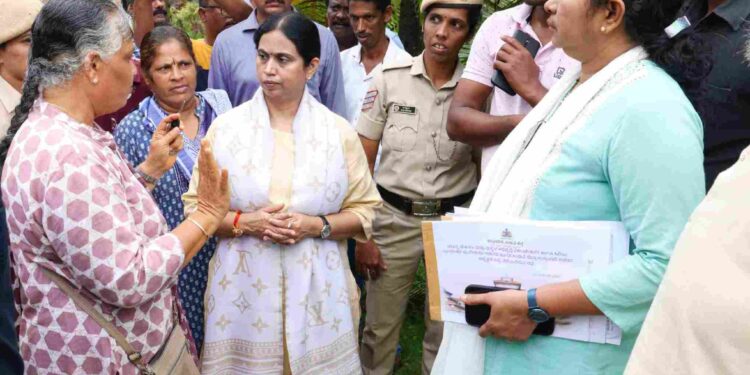 ಗುಜ್ಜರಬೆಟ್ಟು ಕಡಲ ಕೊರತದಿಂದ ಹಾನಿಗೊಳಗಾದ ಪ್ರದೇಶಕ್ಕೆ ಸಚಿವೆ ಲಕ್ಷ್ಮೀ ಹೆಬ್ಬಾಳಕರ್ ಭೇಟಿ ಪರಿಶೀಲನೆ..!!