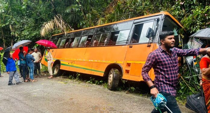 ಕೊಲ್ಲೂರು :  ಚಾಲಕನ ನಿಯಂತ್ರಣ ತಪ್ಪಿ ಮರಕ್ಕೆ ಢಿಕ್ಕಿ ಹೊಡೆದ ಬಸ್ :ಪ್ರಯಾಣಿಕರಿಗೆ ಗಾಯ..!!