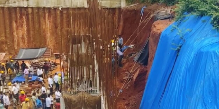 ಮಂಗಳೂರಿನಲ್ಲಿ ಕಟ್ಟಡ ನಿರ್ಮಾಣ ಕಾಮಗಾರಿ ಸಂದರ್ಭ ಏಕಾಏಕಿ ಕುಸಿದ ಮಣ್ಣು  : ಅವಶೇಷಗಳಡಿ ಸಿಲುಕಿರುವ ಇಬ್ಬರು ಕಾರ್ಮಿಕರು..!!