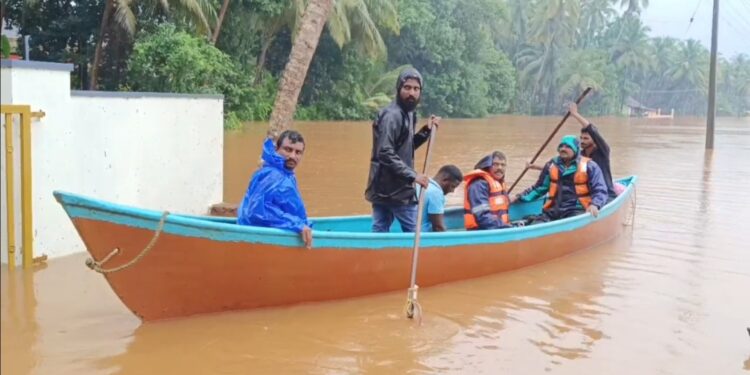 ಭಾರಿ ಮಳೆಗೆ ಬೈಂದೂರಿನ ಹಲವೆಡೆ ನೆರೆ; ನಾವುಂದ, ಸಾಲ್ಬುಡ, ಬಡಾಕೆರೆ ಭಾಗದ ಜನರಿಗೆ ಜಲ ದಿಗ್ಭಂಧನ..!!